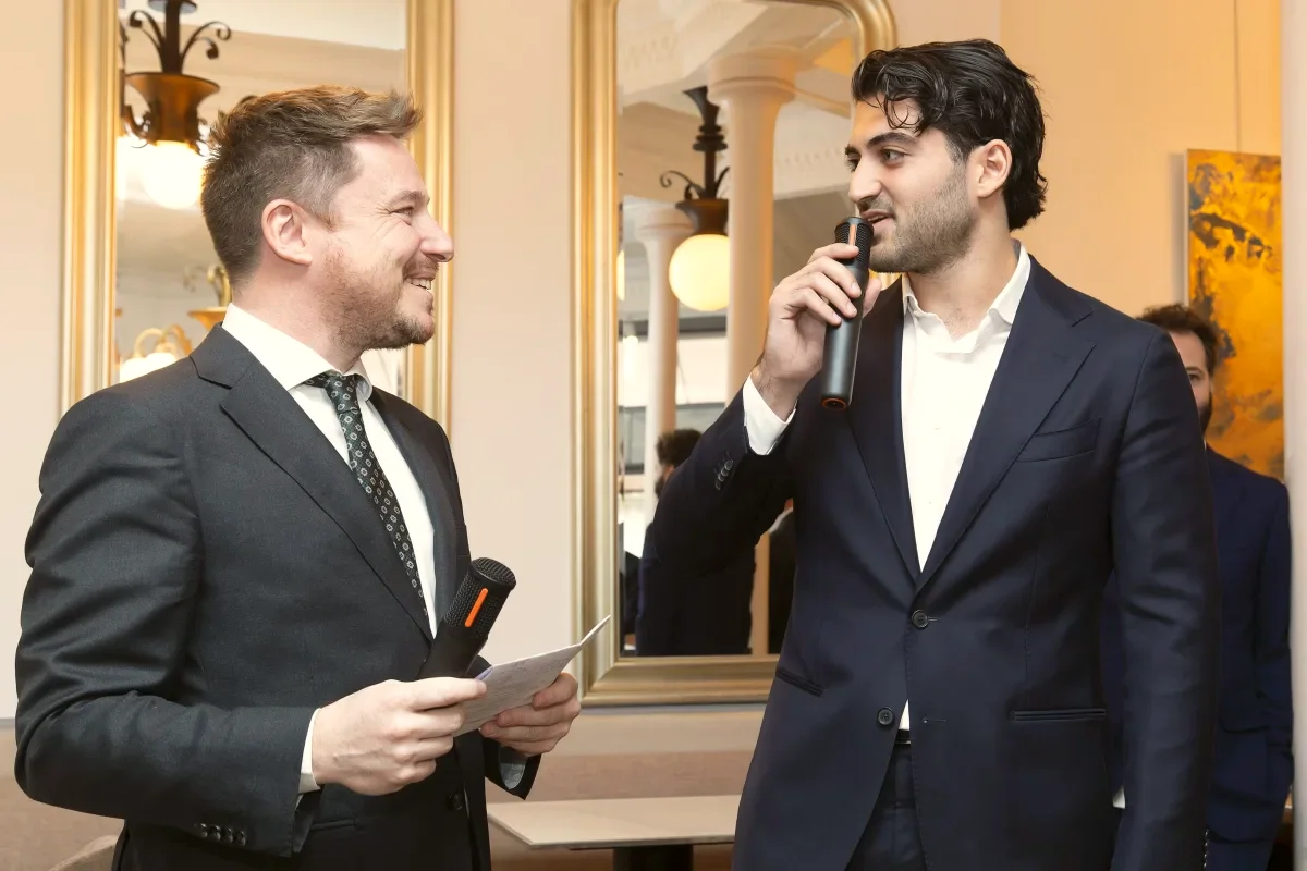 Benjamin Perez prenant la parole lors de la cérémonie du prix Mémoires du futur 2025