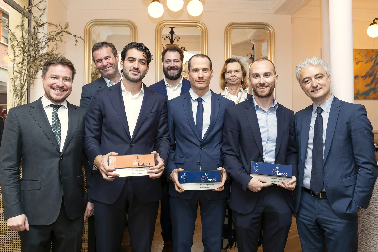 Benjamin Perez parmi les lauréats du Lab50 de la CRCC de Paris tenant leur trophée Mémoires du futur 2025