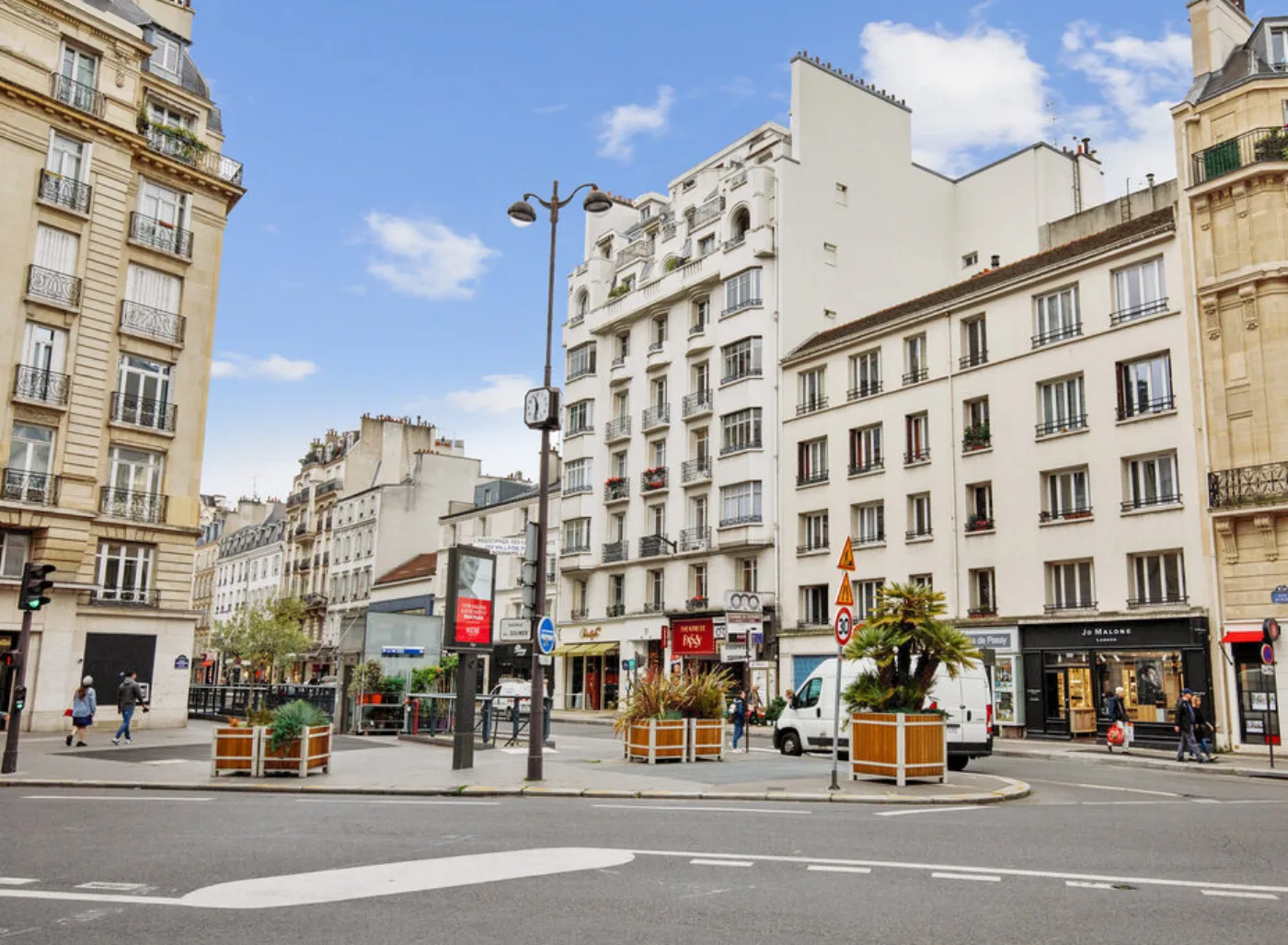 Rue de Passy, artère commerçante du quartier de Passy dans le 16ème arrondissement de Paris