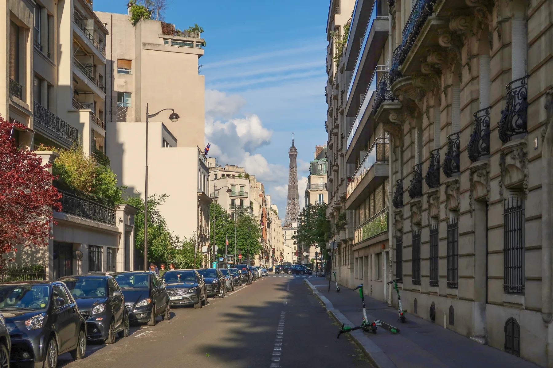 Vue sur la Tour Eiffel depuis une rue du 16ème arrondissement de Paris